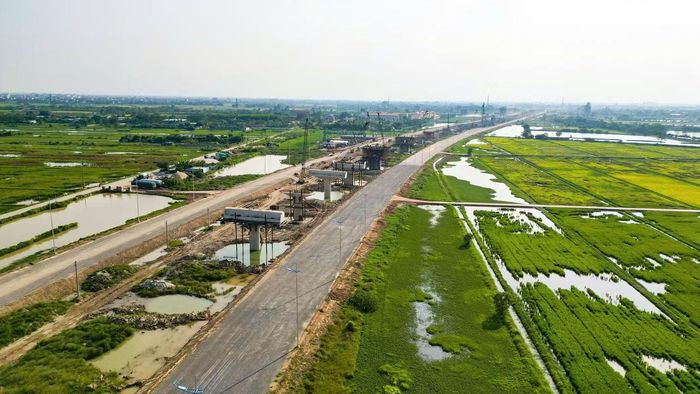 Hiện tại, phần cọc khoan nhồi toàn dự án hoàn thành khoảng 68%, riêng khu vực cầu dẫn phía bờ Hà Nội đạt khoảng 80% khối lượng cọc.