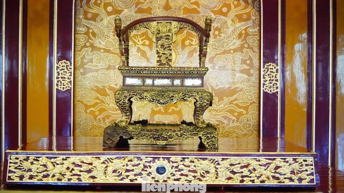  Sau phục chế, Bảo vật Ngai vua triều Nguyễn được đưa về lại đúng vị trí trưng bày cũ tại điện Thái Hòa. 