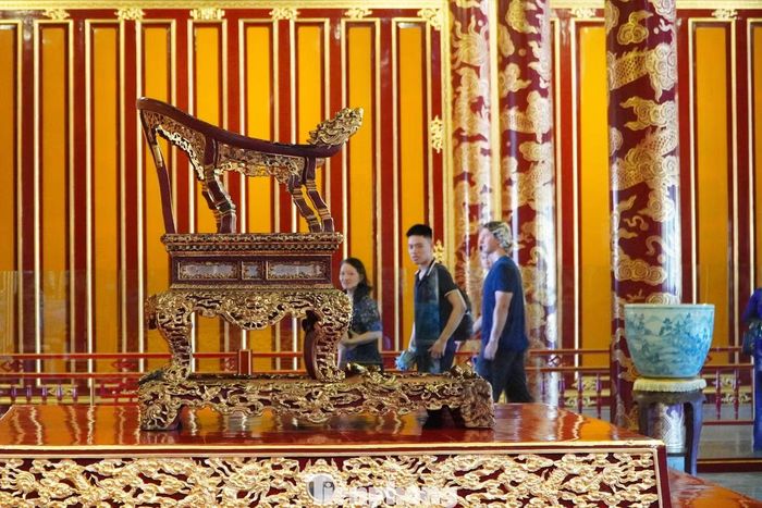 Việc bảo vệ bảo vật quốc gia ngai vua triều Nguyễn được tăng cường dưới nhiều hình thức, biện pháp.