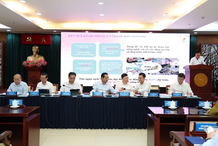 Thường trực UBND TPHCM chủ trì, điều hành buổi họp. Ảnh: Ngô Tùng