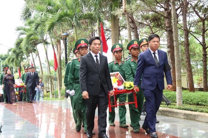 Ông Nguyễn Doãn Anh - Phó Chủ tịch Quốc hội, và ông Lương Nguyễn Minh Triết - Bí thư Tỉnh ủy Đắk Lắk, dẫn đầu di chuyển hài cốt liệt sĩ đến nơi an táng.