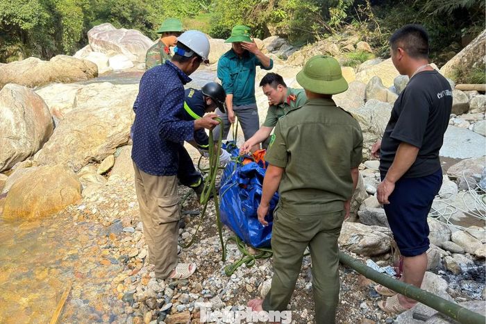 Lực lượng chức năng tiến hành trục vớt thi thể du khách Đặng Thị Thu H.