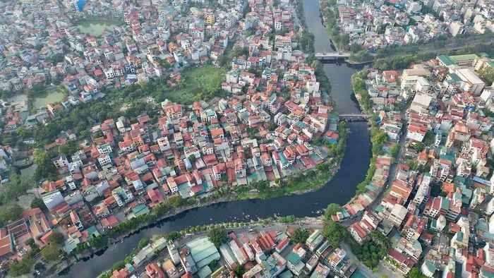 Từ hàng chục năm nay, sông Nhuệ ô nhiễm nặng, nguồn nước không đủ tiêu chuẩn để phục vụ sản xuất nông nghiệp.