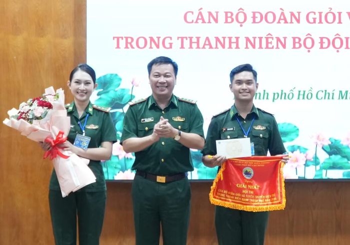 Thượng tá Đặng Hải Dương - Phó Chỉ huy trưởng BĐBP TPHCM, trao giải Nhất hội thi cho đội thi Biên phòng Cửa khẩu cảng thành phố.