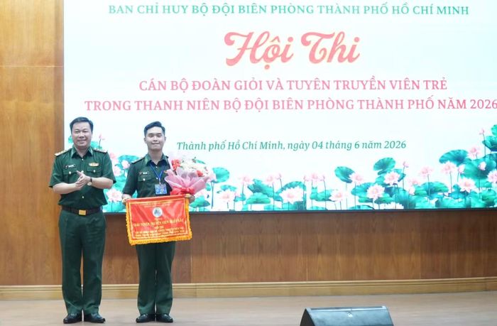 Ban Tổ chức trao giải Tuyên truyền viên xuất sắc cho thí sinh Đỗ Duy Khánh (Biên phòng Cửa khẩu cảng thành phố). Ảnh: BĐBP TPHCM