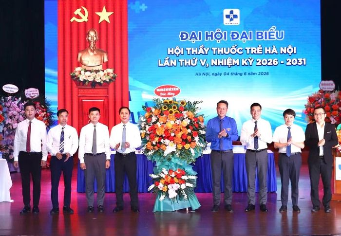 Anh Nguyễn Kim Quy - Phó Chủ tịch Thường trực T.Ư Hội Liên hiệp Thanh Niên Việt Nam (thứ 4, từ phải sang) tặng hoa chúc mừng đại hội