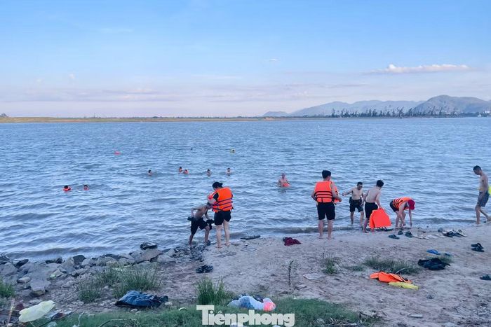 Theo lãnh đạo địa phương, việc cắm biển cảnh báo nhằm nâng cao ý thức phòng tránh đuối nước cho người dân, đặc biệt là trẻ em và thanh thiếu niên trong thời điểm nắng nóng kéo dài. Thời gian tới, chính quyền sẽ tiếp tục rà soát các khu vực nguy hiểm để bổ sung biển cảnh báo, đồng thời đẩy mạnh công tác tuyên truyền nhằm bảo đảm an toàn cho người dân khi tham gia các hoạt động dưới nước.