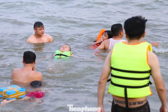  Tuy vậy, nguy cơ mất an toàn vẫn hiện hữu. Dòng chảy trên sông Lam thường xuyên thay đổi, tiềm ẩn các hố sâu và vùng nước xoáy khó lường. Đáng chú ý, bên cạnh những người trang bị đầy đủ phương tiện bảo hộ, vẫn còn không ít trường hợp khá chủ quan khi chỉ sử dụng can nhựa, thùng xốp hoặc các vật dụng tạm thời làm phao nổi rồi xuống sông tắm mát. 