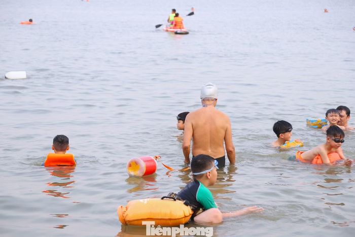 Khu vực người dân tắm nằm bên bờ sông Lam, cách cầu Bến Thủy khoảng 1km về phía hạ lưu. Nhờ mực nước không quá sâu, dòng chảy tương đối êm nên nơi đây những năm gần đây trở thành điểm đến quen thuộc của nhiều gia đình trong những ngày hè oi nóng. 