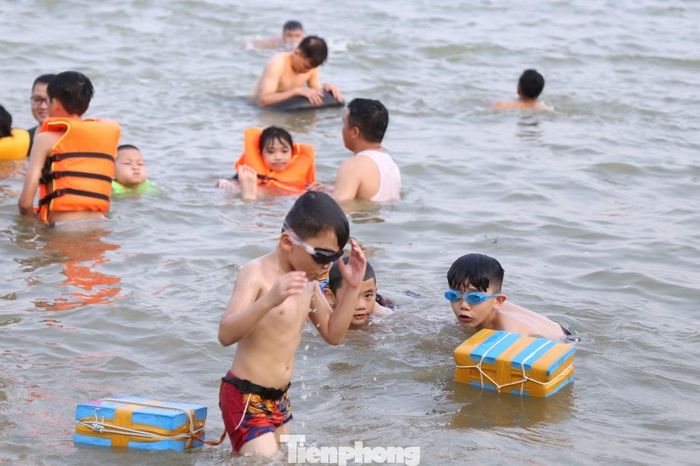 Để đảm bảo an toàn, nhiều người dân chủ động trang bị áo phao, phao cứu sinh hoặc các vật nổi hỗ trợ khi xuống nước. Trẻ em phần lớn được người lớn giám sát và chỉ vui chơi ở khu vực nước nông gần bờ.