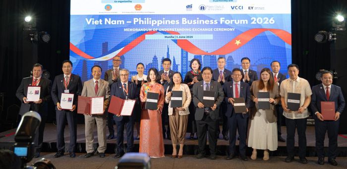 Phó Thủ tướng, Bộ trưởng Bộ Quốc phòng Phan Văn Giang cùng các lãnh đạo cấp cao chứng kiến lễ trao văn kiện hợp tác của các doanh nghiệp giữa hai nước, trong đó có PV GAS và PETRON