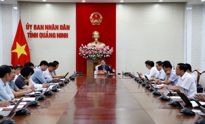 Đồng chí Bùi Văn Khắng, Phó Bí thư Tỉnh ủy, Chủ tịch UBND tỉnh, chủ trì cuộc họp.