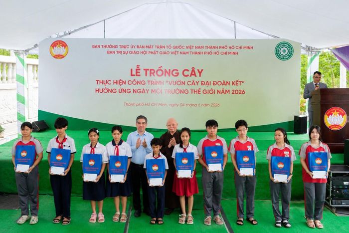Trao quà cho học sinh khó khăn ở xã Bình Lợi.