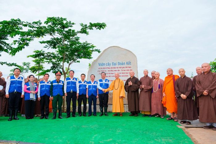 Vườn cây đại đoàn kết.