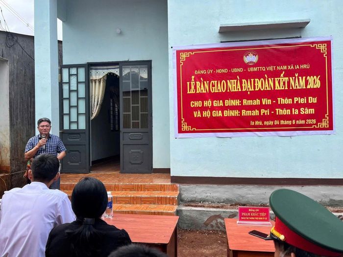 Lãnh đạo xã Ia Hrú gửi lời chúc mừng đến 2 gia đình được nhận nhà Đại đoàn kết.