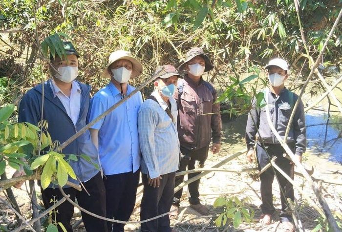 Lực lượng chức năng vào làm việc tại hiện trường.