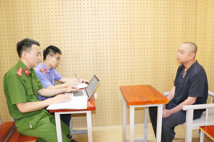 Cơ quan Công an làm việc với đối tượng Trần Văn Thành (Ảnh Công an Hà Tĩnh).