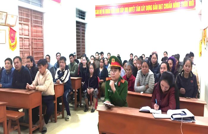 Cuộc họp cộng đồng tại bản Nam Tiến 1, xã Hữu Kiệm.