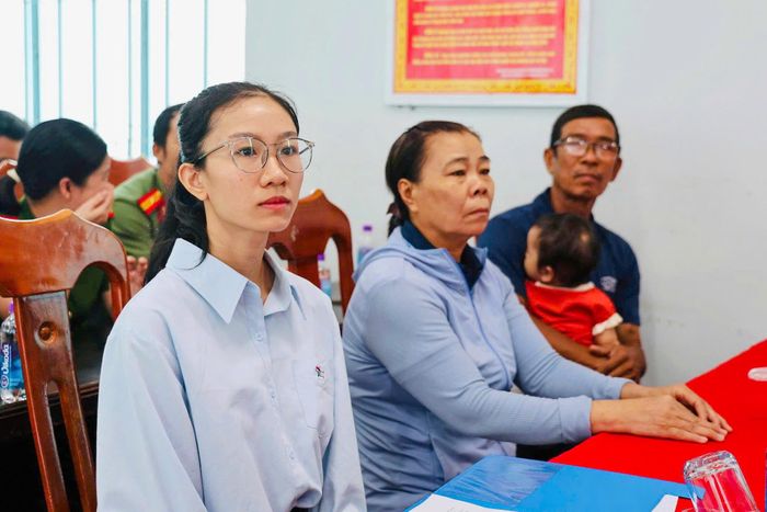 Chị Hân cùng người thân tại lễ trao quyết định tuyển dụng vào ngành công an. Ảnh: X.N
