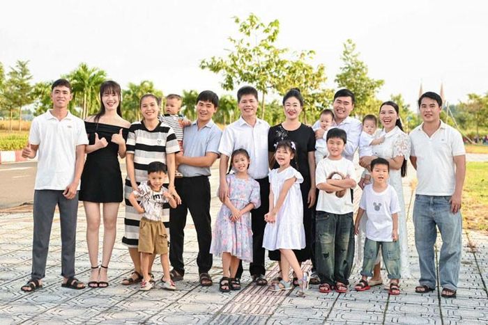Gia đình em trai ruột chị Loan, gia đình chị họ, bố mẹ chồng chị, gia đình chị và em trai chồng thứ ba của chị Loan (từ trái sang)
