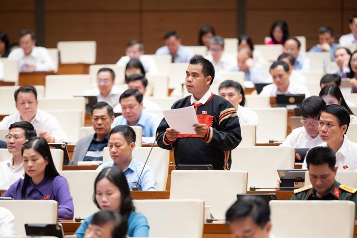 Đại biểu Y Bhen Kđoh (đoàn Đắk Lắk): “Muốn giữ tiếng chiêng ngân phải giữ được cái bụng ấm. Bảo tồn văn hóa phải bắt đầu từ việc bảo đảm đời sống cho chủ thể sáng tạo” - Ảnh: quochoi.vn