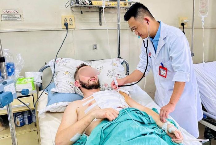 Bác sĩ khám cho bệnh nhân. Ảnh: BVCC.