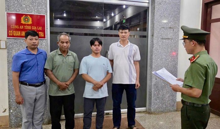 Cơ quan Công an tống đạt quyết định khởi tố, tạm giam đối tượng Siu Yúi và Siu Dok (ở giữa) để điều tra về hành vi phá hoại chính sách đoàn kết.