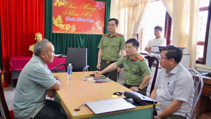 Lực lượng chức năng làm việc với đối tượng Siu Yúi.