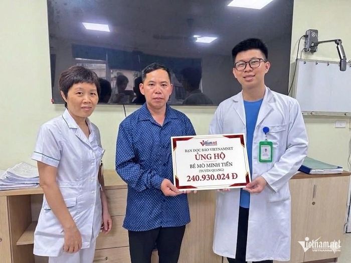 Bạn đọc giúp đỡ gia đình bé Mò Minh Tiến số tiền 240.930.024 đồng