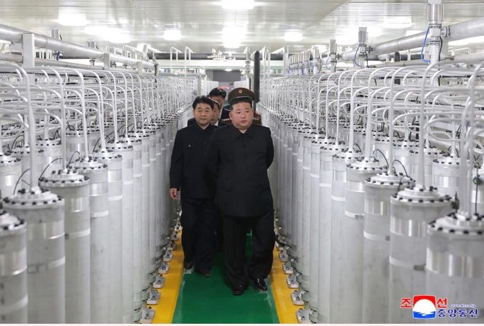 Ông Kim thị sát cơ sở hạt nhân mới. Ảnh: KCNA
