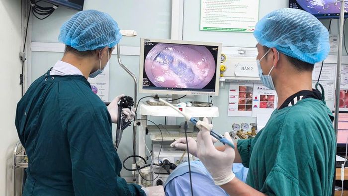 Các bác sĩ Bệnh viện Bệnh Nhiệt đới Trung ương can thiệp thành công cho bệnh nhân có polyp trực tràng kích thước lớn (Ảnh: BVCC)