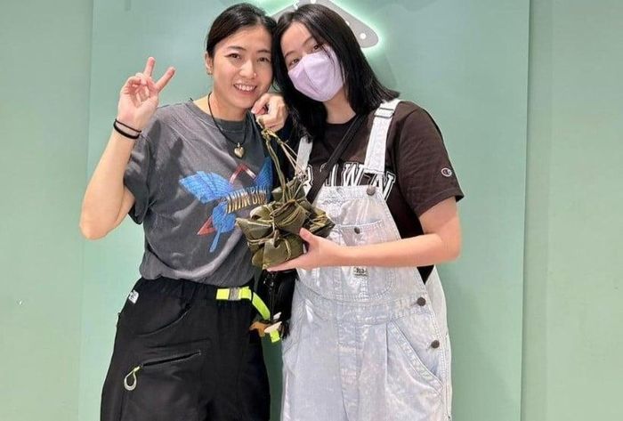 Josephine Lau và mẹ xuất hiện giản dị ở đời thường.