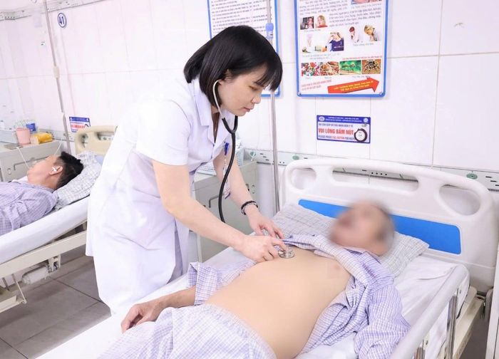 TTƯT. TS. BS Nguyễn Thị Thanh Mai – Trưởng khoa Hồi sức tích cực – Chống độc yêu cầu (Bệnh viện Đa khoa tỉnh Phú Thọ) thăm khám cho bệnh nhân.
