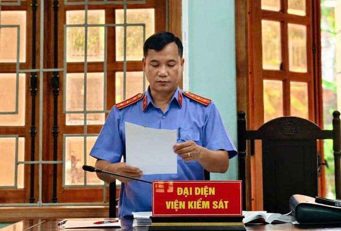  Đồng chí Nguyễn Anh Nghĩa, Viện trưởng VKSND khu vực 8 thực hành quyền công tố tại phiên tòa. 