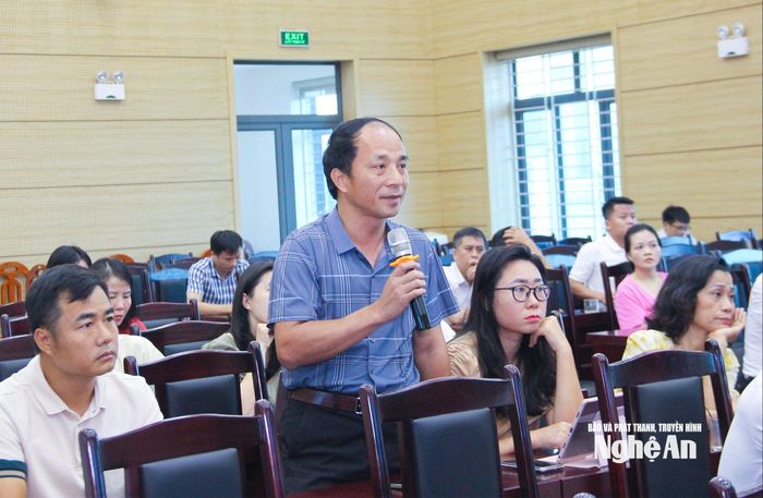 Nhà báo Đặng Huy Cường - Báo Quân khu IV kiến nghị tháo gỡ vướng mắc về thủ tục cấp Thẻ Nhà báo. Ảnh: Mai Hoa