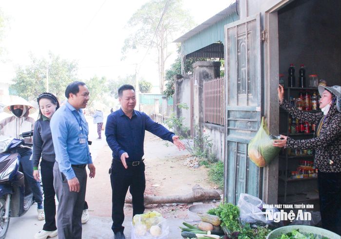 Cán bộ phường Hoàng Mai gặp gỡ, trao đổi với người dân đảm bảo trật tự, an toàn giao thông nông thôn. Ảnh: Mai Hoa