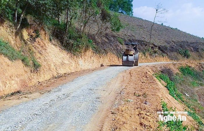 Tuyến đường cụm dân cư Chọ Quốc được mở rộng, cấp phối. Ảnh: Mai Hoa