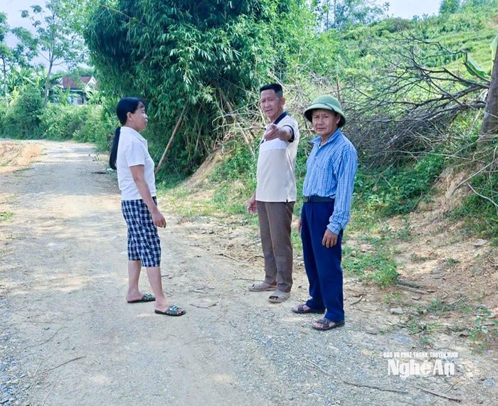 Bí thư Chi bộ thôn Long Sơn 9 (thứ 2, bên phải sang) cùng cán bộ thôn khảo sát đường giao thông nông thôn. Ảnh: Mai Hoa