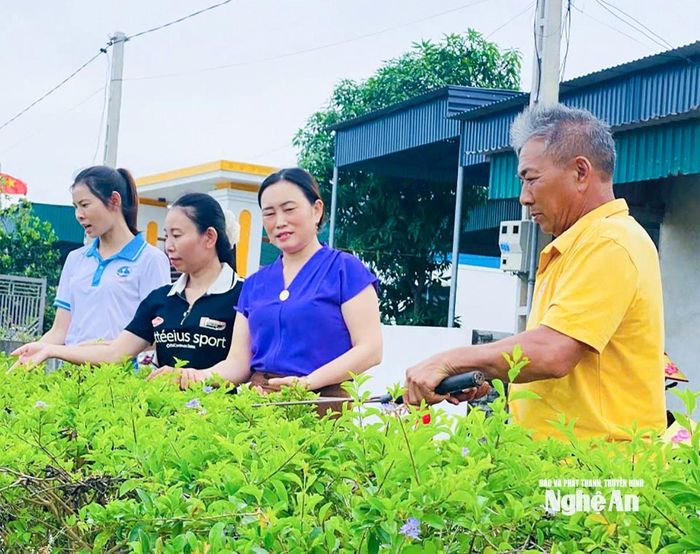 Bí thư Chi bộ khối 22, phường Hoàng Mai (thứ 2, từ phải sang) động viên người dân chăm sóc cảnh quan môi trường. Ảnh: Mai Hoa
