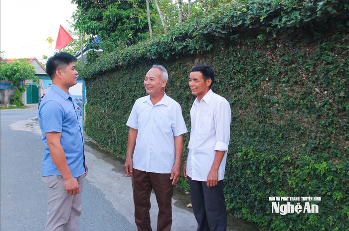 Bí thư Chi bộ xóm Dương Tâm (thứ 2, từ phải sang) trao đổi về nhân rộng mảng đường xanh nông thôn. Ảnh: Mai Hoa