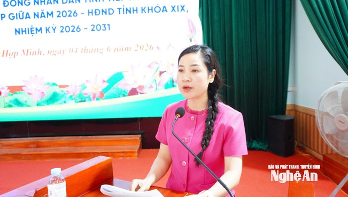 Đồng chí Phan Thị An - Phó Bí thư Đảng ủy, Chủ tịch UBND xã Đông Thành báo cáo nội dung, chương trình kỳ họp thường lệ giữa năm 2026 của HĐND tỉnh. Ảnh: Trung Tú