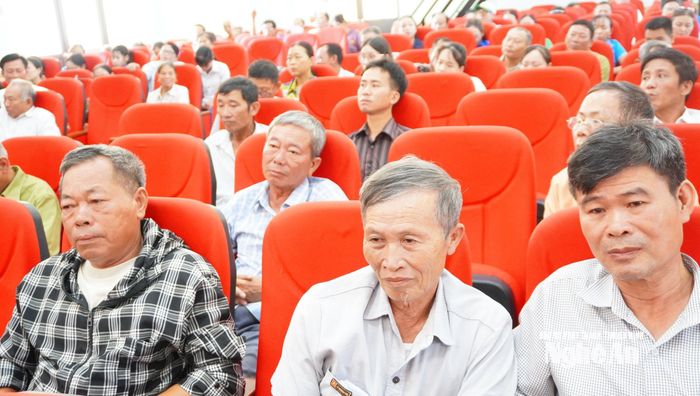 Cử tri xã Hợp Minh tham dự hội nghị. Ảnh: Trung Tú