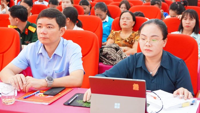 Lãnh đạo xã Hợp Minh tham dự hội nghị. Ảnh: Trung Tú