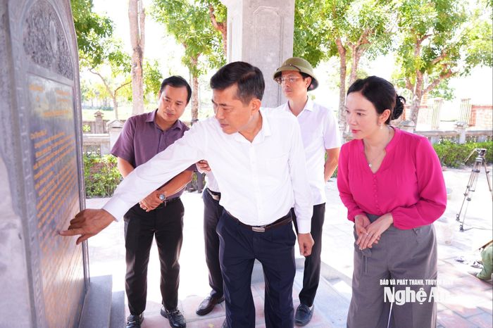 Phó Chủ tịch UBND tỉnh Thái Văn Thành kiểm tra Dự án Tu bổ, tôn tạo Di tích Nhà thờ và Mộ Hồ Tùng Mậu tại xã Quỳnh Anh. Ảnh: T.L
