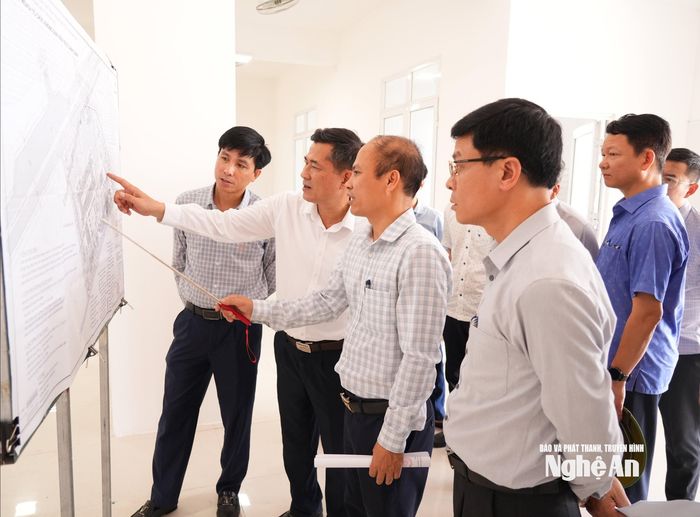 Phó Chủ tịch UBND tỉnh Thái Văn Thành nghe báo cáo về tiến độ Dự án Xây dựng Trung tâm Y tế thị xã Hoàng Mai. Ảnh: T.L