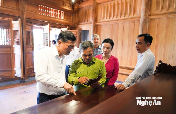 Các đại biểu trao đổi với con cháu dòng họ của đồng chí Hồ Tùng Mậu về dự án. Ảnh: T.L