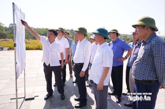 Các đại biểu nghe báo cáo tiến độ thi công Dự án Khu tưởng niệm Bác Hồ về thăm Đông Hiếu. Ảnh: T.L