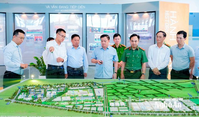Đồng chí Nguyễn Khắc Thận - Ủy viên Trung ương Đảng, Bí thư Tỉnh ủy, Trưởng Đoàn ĐBQH tỉnh nghe giới thiệu về các dự án đầu tư của VSIP tại Nghệ An. Ảnh: Phạm Bằng