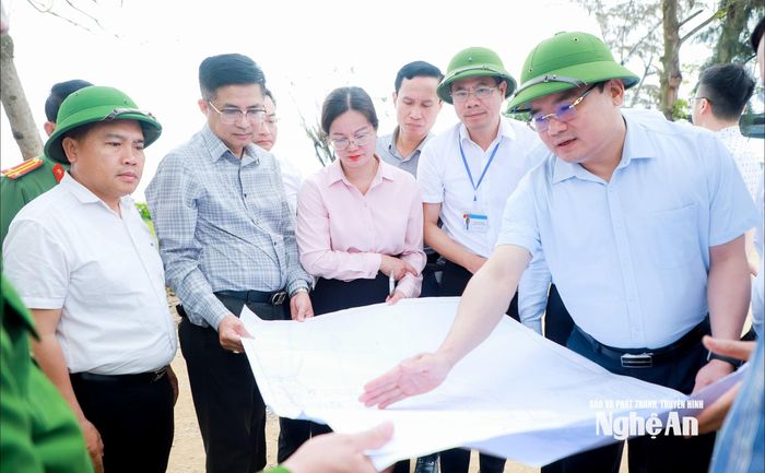 Phó Chủ tịch UBND tỉnh Phùng Thành Vinh trao đổi về các yêu cầu đặt ra đối với công tác GPMB Dự án Nhà máy Nhiệt điện LNG Quỳnh Lập vào ngày 20/3/2026. Ảnh: Thành Duy