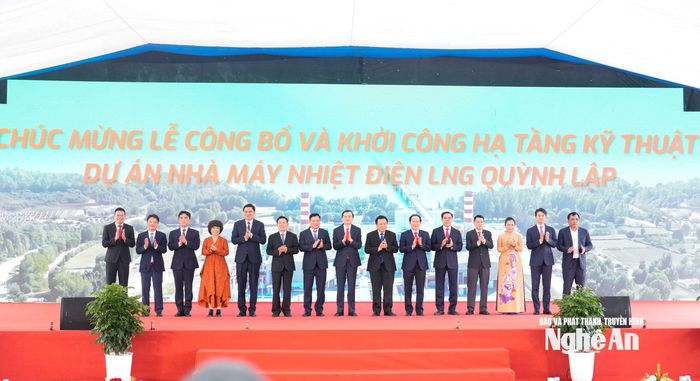 Các đồng chí lãnh đạo Đảng, Nhà nước, bộ, ngành Trung ương, tỉnh Nghệ An, nhà đầu tư chụp ảnh lưu niệm tại Lễ công bố và khởi công hạ tầng kỹ thuật Dự án Nhà máy Nhiệt điện LNG Quỳnh Lập vào sáng 18/5 Ảnh: Phạm Bằng